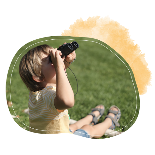 Enfant observant la nature à travers des jumelles